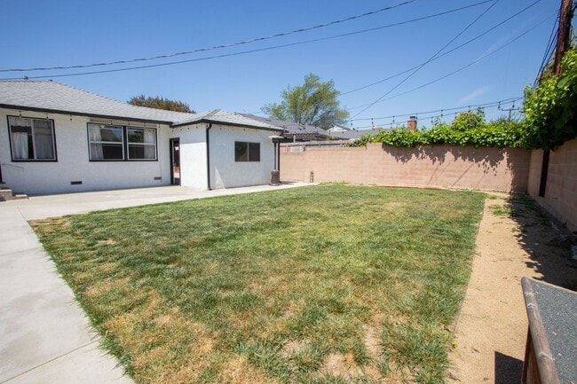 Building Photo - Lakewood Home, 2 Bedroom, 1 Bath with GREAT Backyard Space!