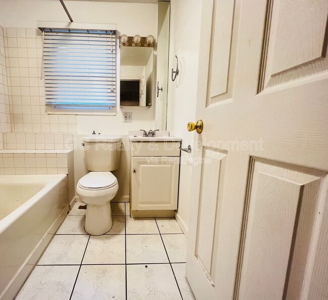 Building Photo - 1756 W Roscoe St