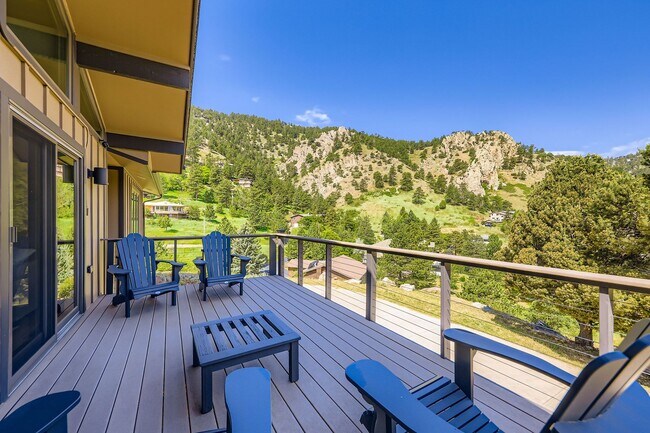 Building Photo - Stunning 4 BDR/2BA Mountain Retreat