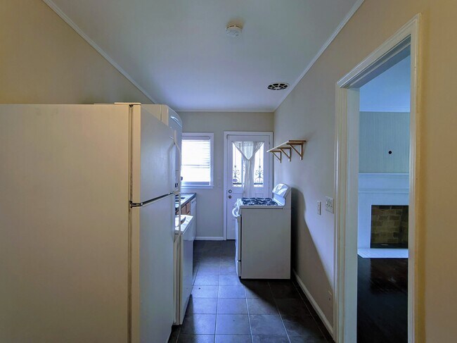 Building Photo - Charming 1 Bedroom Duplex in Buckhead!