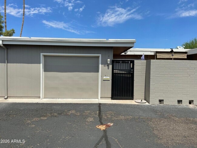 Building Photo - 10141 W Campana Dr