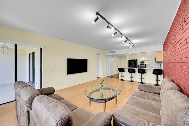 Building Photo - 2304 S Cypress Bend Dr
