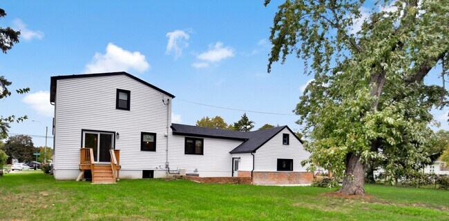 Building Photo - 635 E Prairie Ave