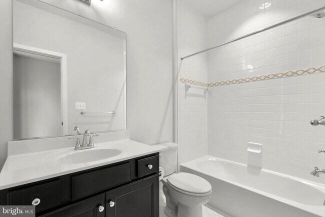 Building Photo - 820 Thompson Cres