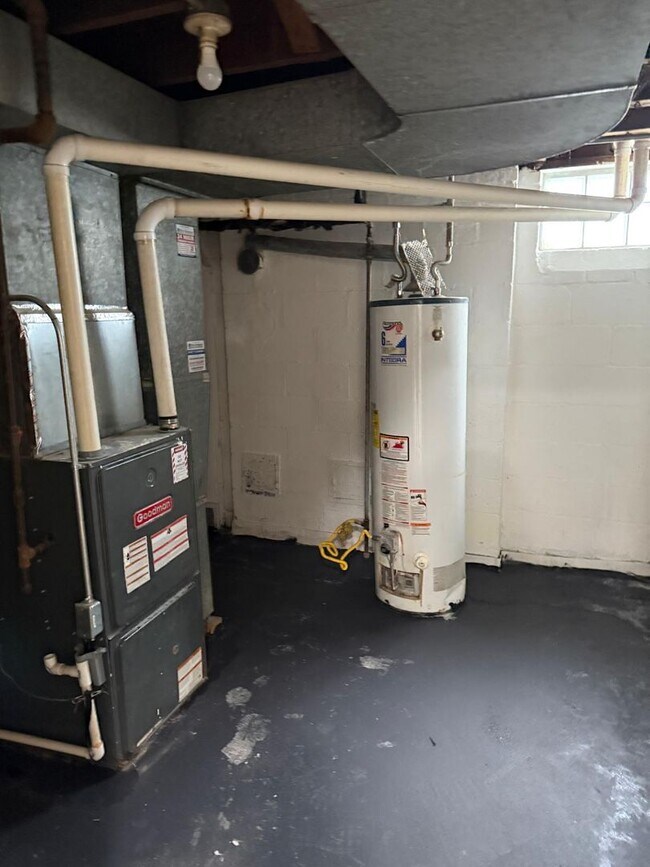 Building Photo - 5-Bedroom 2-Bath Completely Renovated!