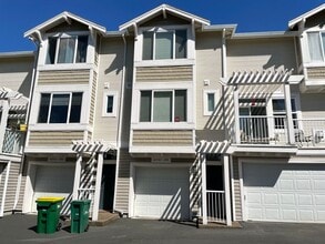 Building Photo - Stylish 2br/2.5ba Townhome with 2-car tand...