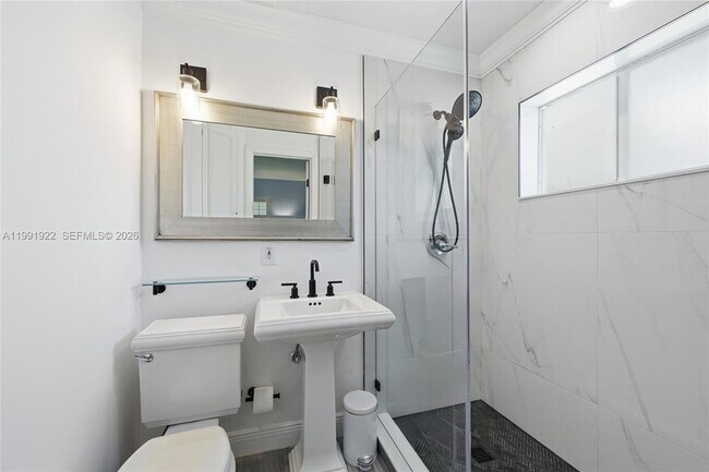 Building Photo - 2725 SE 2nd Ct