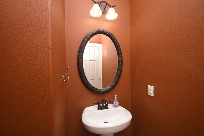 Building Photo - 606 Whitney Oaks Ln