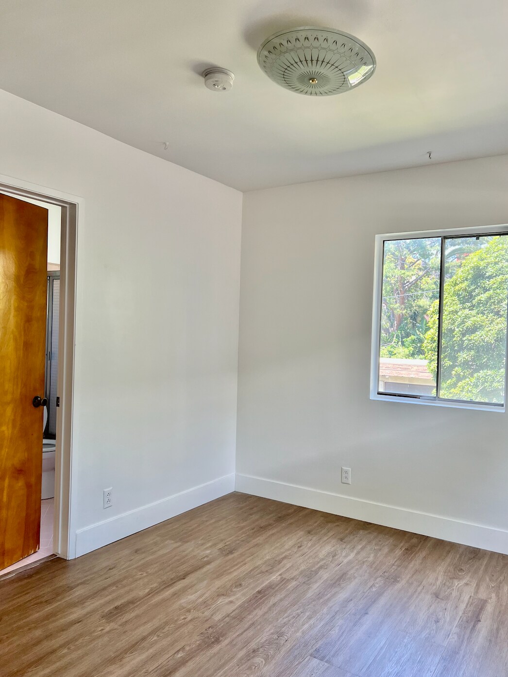 Bedroom 3 with access to bathroom - 1641 Maltman Ave