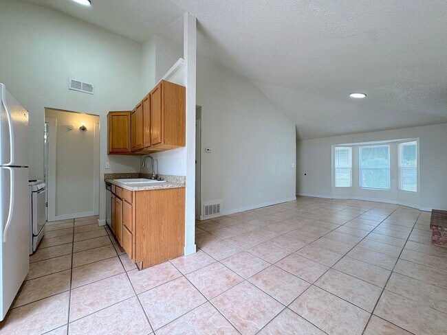 Building Photo - Northeast El Paso 2 bed Refrig A/C Duplex