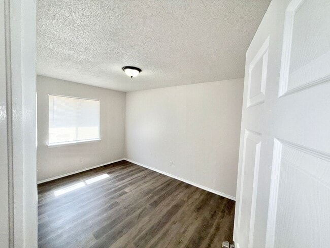 Building Photo - Socorro 2 Bedroom 1 Bath