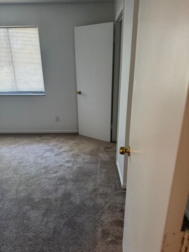 Building Photo - Great Features and Great Price!