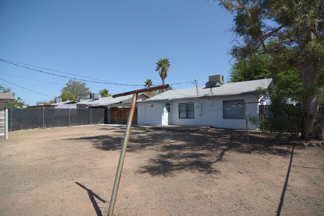 Building Photo - Freshly Updated 3 Bedroom 1 Bath Home! Cen...