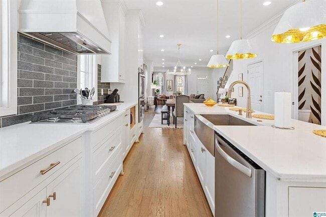 Building Photo - Luxurious 3-Bed Townhouse on Red Mountain