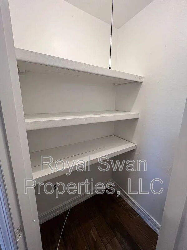 Building Photo - 1920 E Edgewood Dr