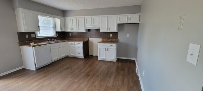 Building Photo - 909 Gregory Way