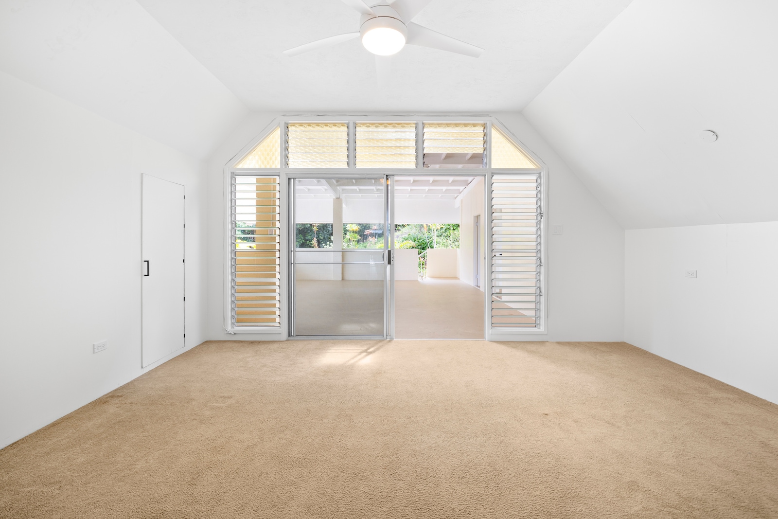 Upstairs office/bedroom with wet bar leading out to the patio. - 45-162 Neepapa Pl