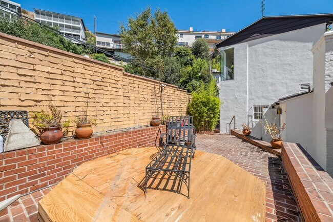 Building Photo - 1685 Sunset Plaza Dr