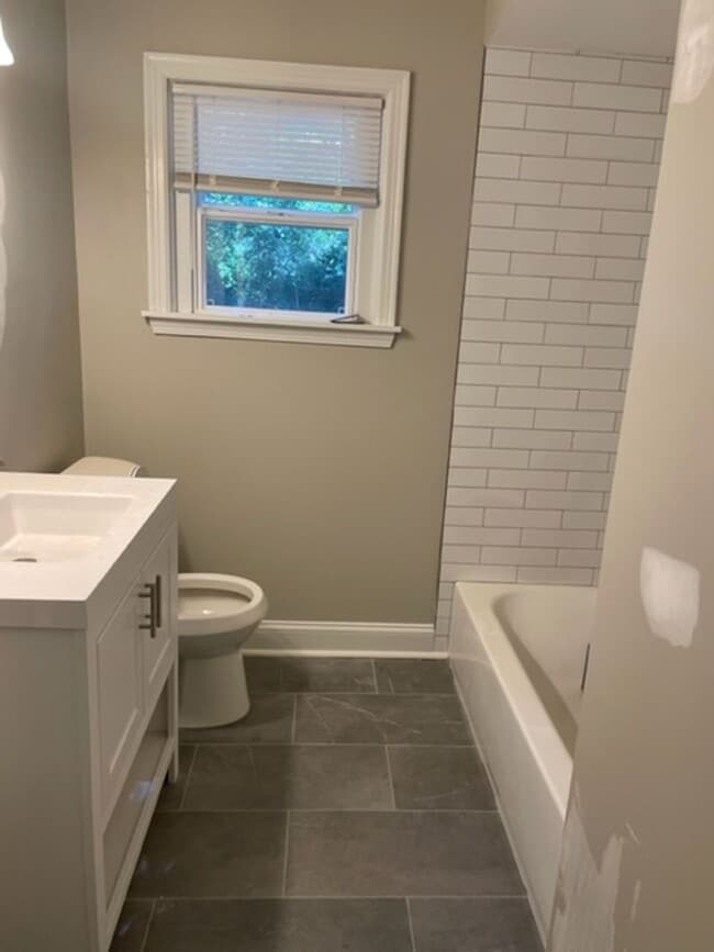 Building Photo - Spacious 3 bedroom 1 bath near Willow and Perkins