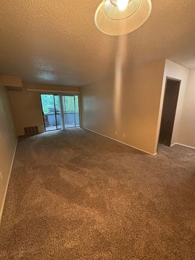 Building Photo - 1 bed 1 bath condo with seasonal outdoor pool available now!!