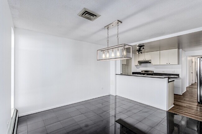 Building Photo - Three Bed / Two bath at the Cherry Creek P...