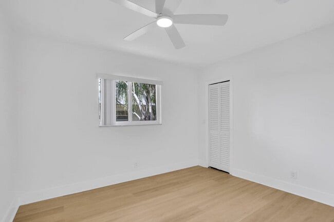 Building Photo - 905 Sunset Rd