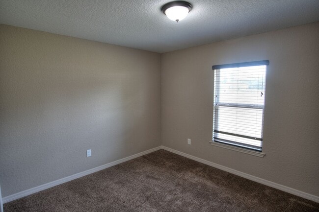 Building Photo - Spacious 4/2/2 Available Now!