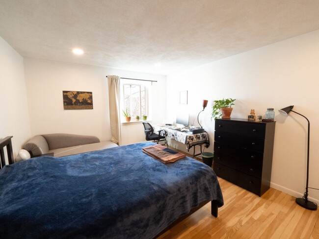 Building Photo - Spacious, Bright, and Updated 1 Bed With P...