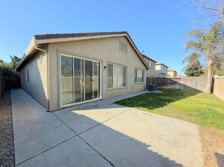 Building Photo - 633 Chandon Dr