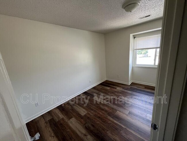 Building Photo - 922 Kara Dr