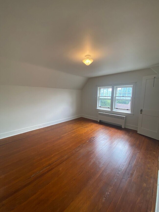Building Photo - Amazing Cap Cod with 2 BR/ 1.5 BA and Bonu...