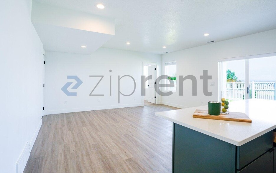 Building Photo - Unit B