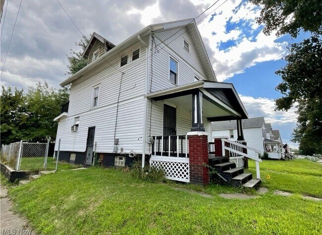 Building Photo - Newly painted home ready for rent!