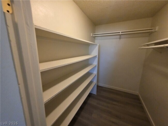 Building Photo - 615 S Royal Crest Cir