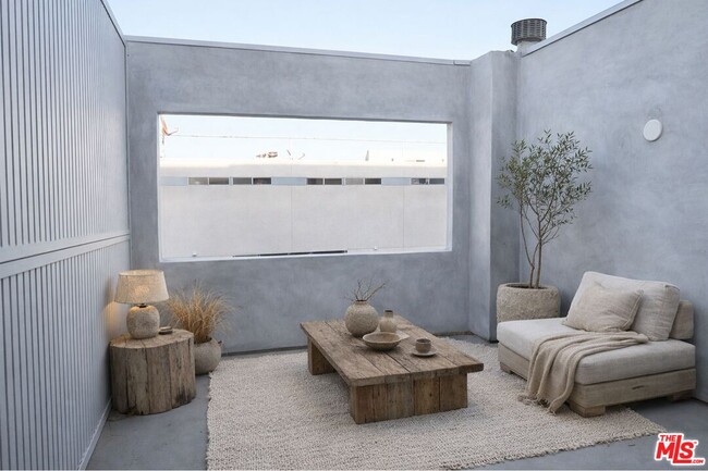 Building Photo - 21 1/2 Wavecrest Ave