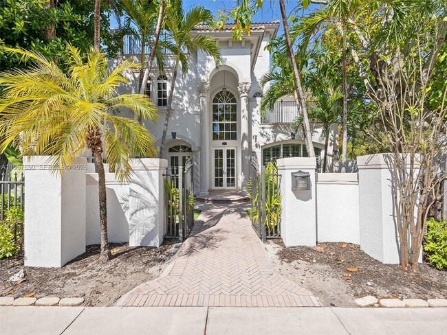 Building Photo - 827 SE 2nd Ct