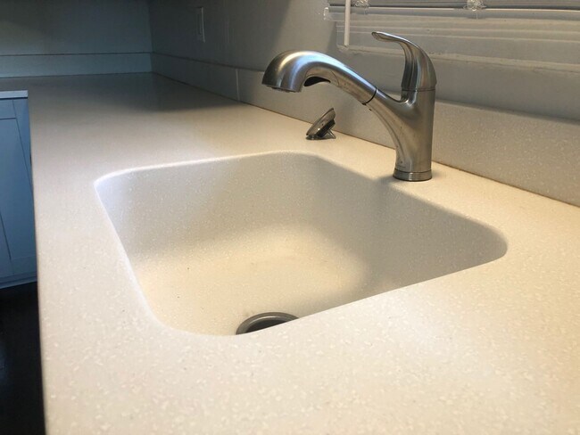 Building Photo - 2BR Renovated House