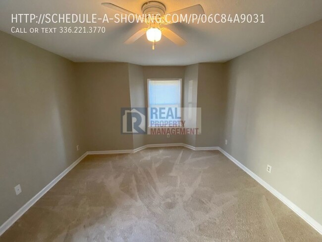 Building Photo - Pristine 2 Bed / 2 Bath Condo on Glendale ...