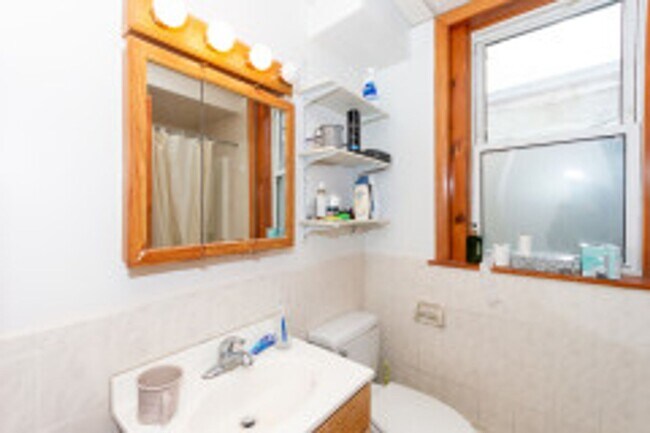 Building Photo - BU West / Central Campus - Spacious, Renovated Brookline 4 Bed/2 Bath on Thorndike for 9/1/2026