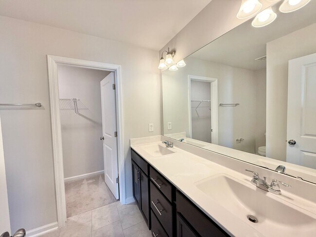 Building Photo - **OFFERING WAIVED APPLICATION FEES & $200 MOVE IN PROMOTION** Stunning 3BD, 2.5BA Raleigh Townhom...