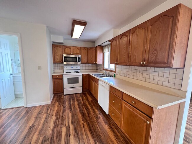 Building Photo - 5 Bedroom home on the NE side of Grand Rapids