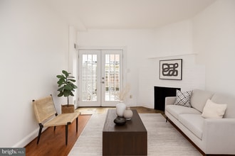 Building Photo - 915 Hughes Mews NW