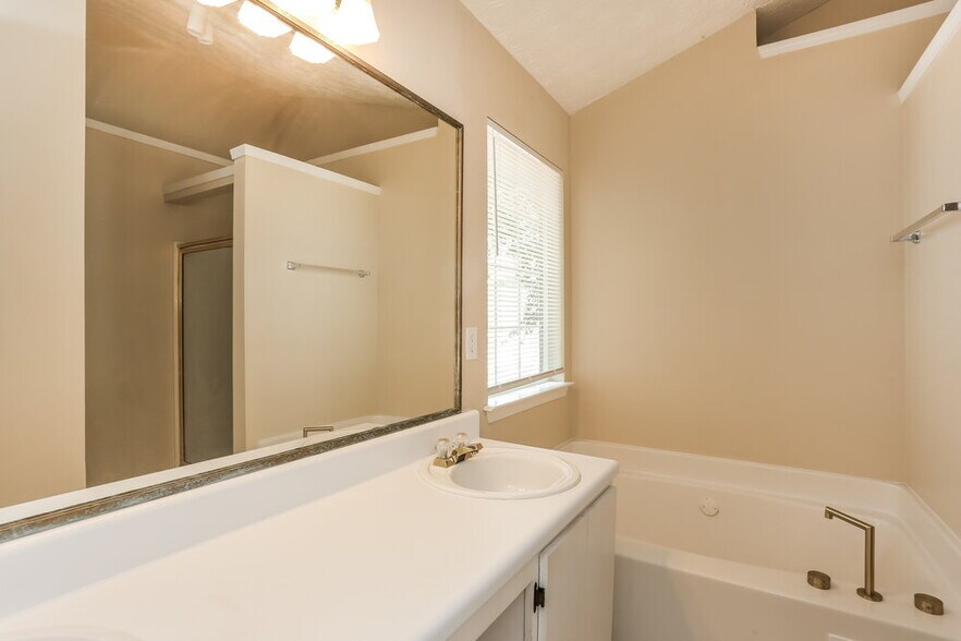Building Photo - 7604 Broadhurst Dr