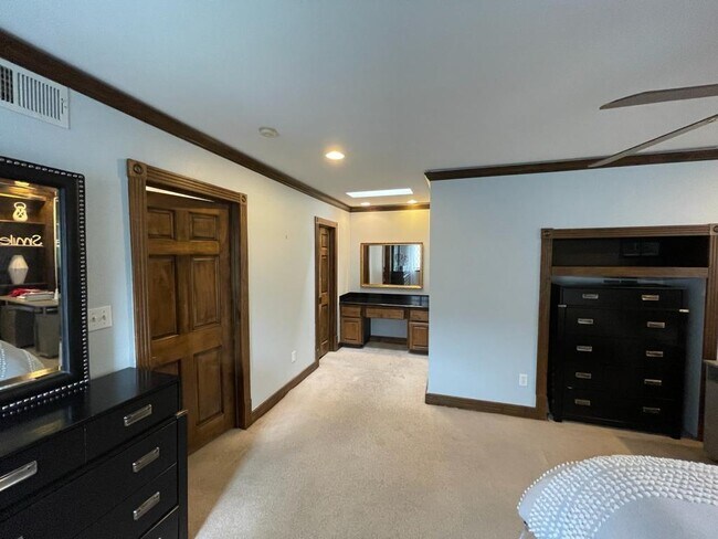 Building Photo - 452 N Post Oak Ln