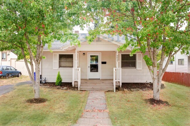 Building Photo - Charming 2 Bedroom Bungalow Available in Northeast Portland!