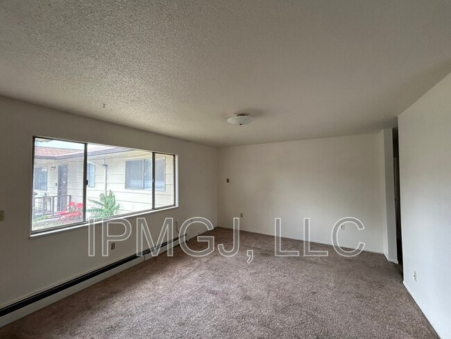 Building Photo - 420 W Kennedy Ave