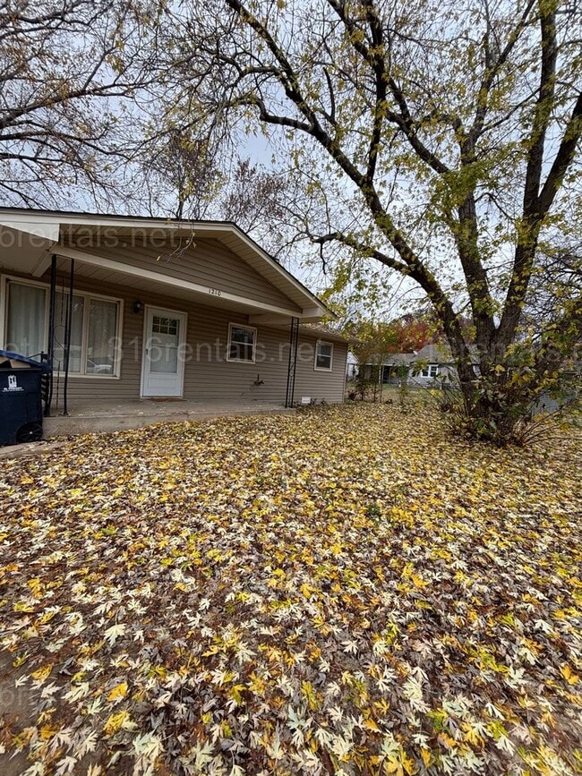 Building Photo - 3 bedroom 2 bathroom rental available NOW!