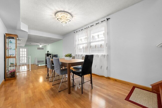 Building Photo - 77 W 17th St