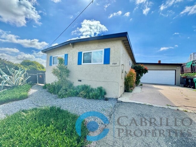 Building Photo - Modern 1 Bed / 1 Bath with Private Yard in...