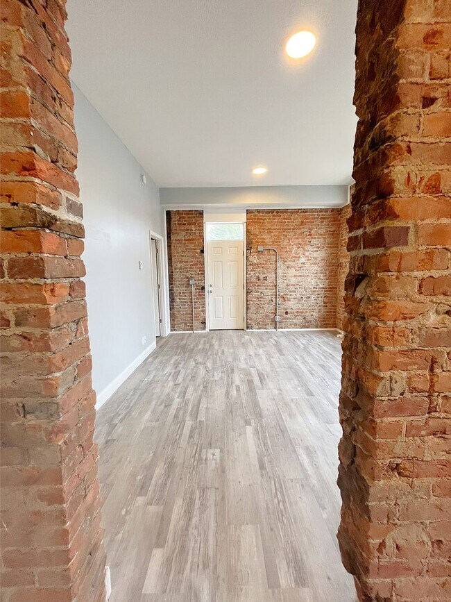 Building Photo - The Carriage House